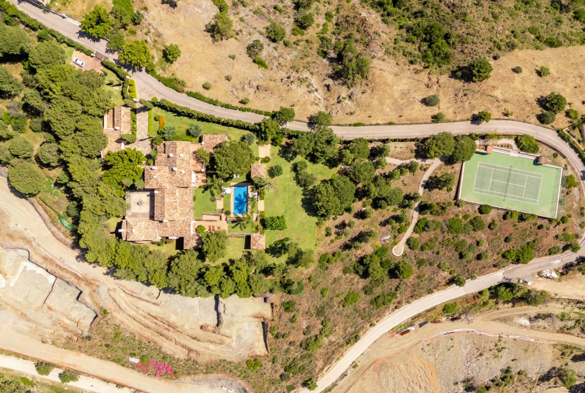 Luxury villa and pool in Marbella